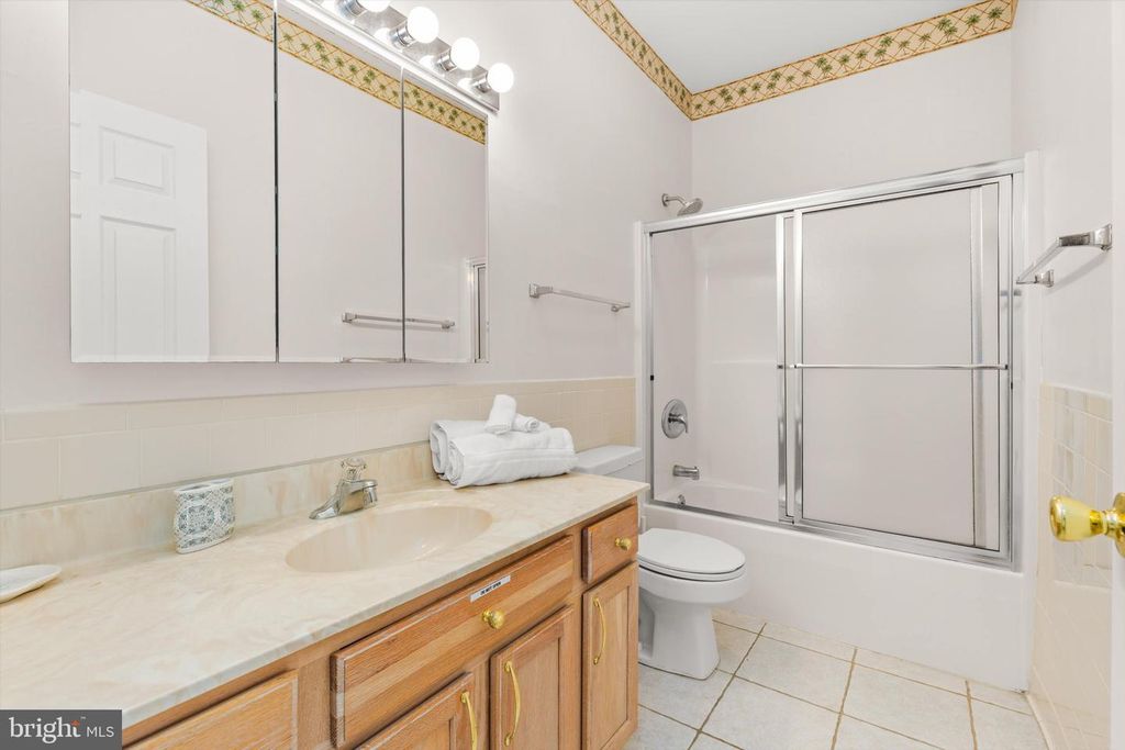 Image 8 of property listing at 8901 RUSTY ANCHOR RD #C, Ocean City, MD 21842