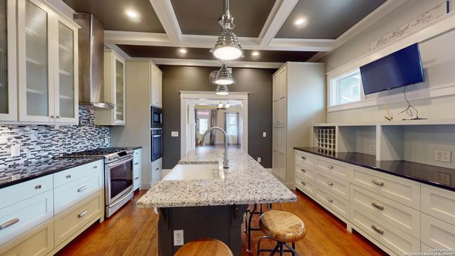 819 W French PL, San Antonio, TX 78212