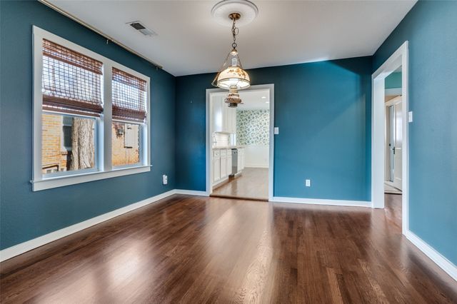 214 S Briscoe Boulevard, Dallas, TX 75211