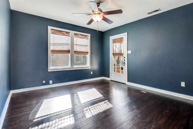 214 S Briscoe Boulevard, Dallas, TX 75211