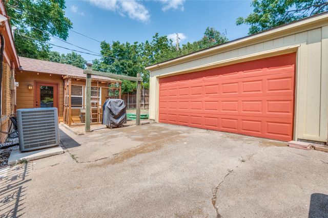 214 S Briscoe Boulevard, Dallas, TX 75211