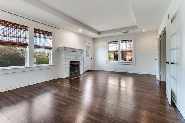 214 S Briscoe Boulevard, Dallas, TX 75211