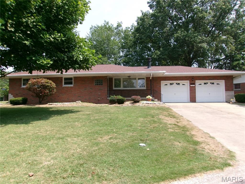 2103 Saint Michael Court N, Highland, IL 62249