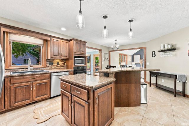 1817 Woodland Lake Pass, Fort Wayne, IN 46825