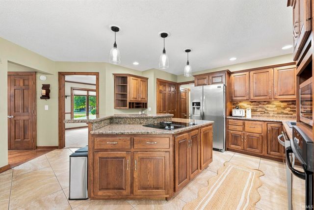 1817 Woodland Lake Pass, Fort Wayne, IN 46825
