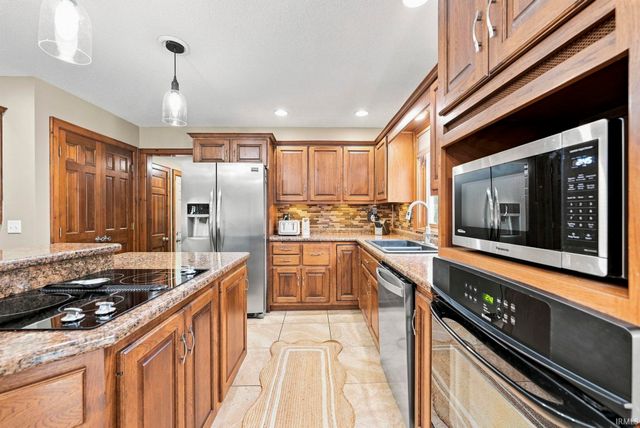 1817 Woodland Lake Pass, Fort Wayne, IN 46825