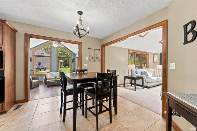 1817 Woodland Lake Pass, Fort Wayne, IN 46825