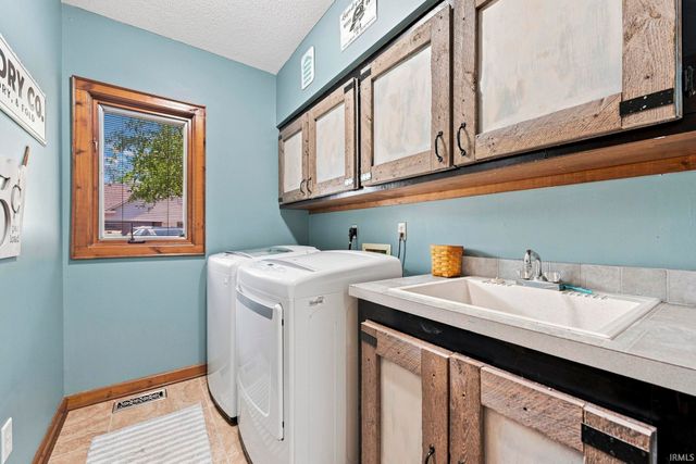 1817 Woodland Lake Pass, Fort Wayne, IN 46825