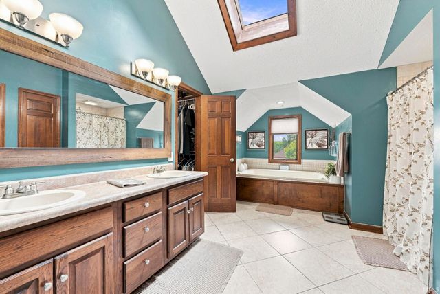 1817 Woodland Lake Pass, Fort Wayne, IN 46825