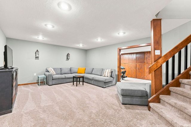 1817 Woodland Lake Pass, Fort Wayne, IN 46825