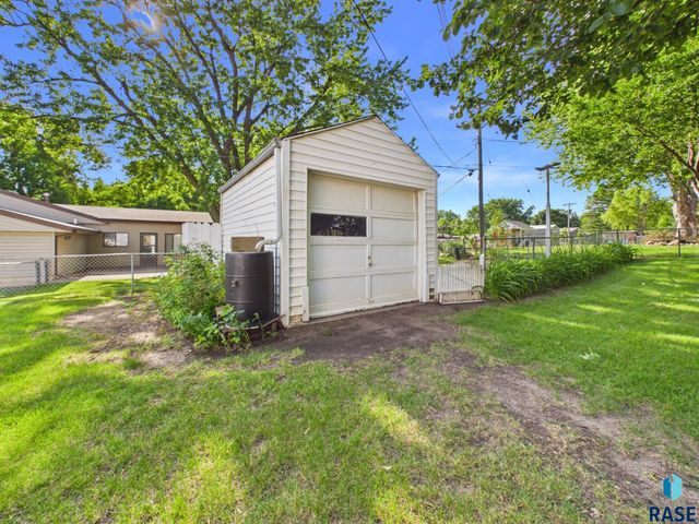 5909 W 41st St Street, Sioux Falls, SD 57106