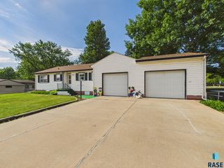 5909 W 41st St Street, Sioux Falls, SD 57106