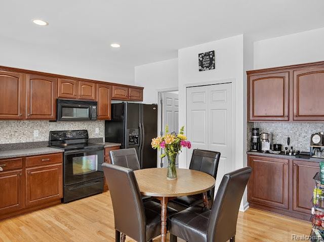 32969 Brookside Circle 18, Livonia, MI 48152