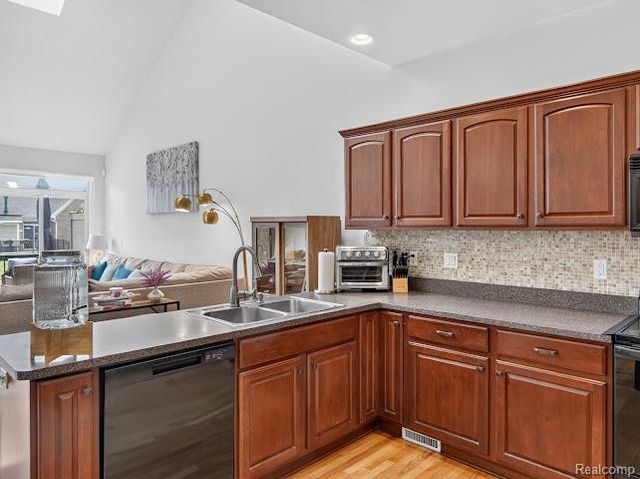 32969 Brookside Circle 18, Livonia, MI 48152