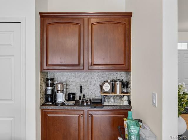32969 Brookside Circle 18, Livonia, MI 48152