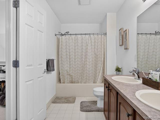 32969 Brookside Circle 18, Livonia, MI 48152