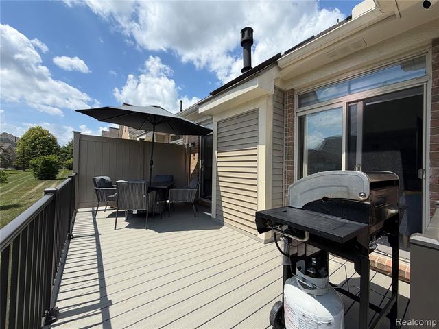 32969 Brookside Circle 18, Livonia, MI 48152