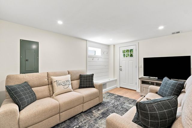 33 Dexter Avenue, Sandwich, MA 02563