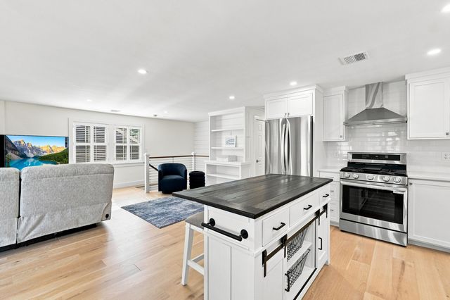 33 Dexter Avenue, Sandwich, MA 02563