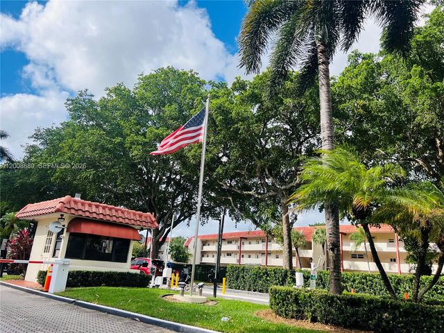 9820 S Hollybrook Lake Dr 202, Pembroke Pines, FL 33025