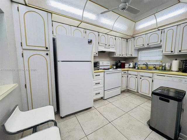 9820 S Hollybrook Lake Dr 202, Pembroke Pines, FL 33025