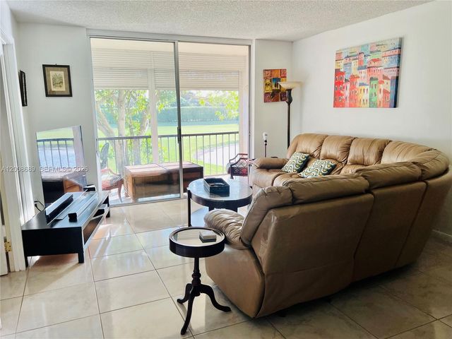 9820 S Hollybrook Lake Dr 202, Pembroke Pines, FL 33025