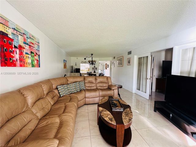 9820 S Hollybrook Lake Dr 202, Pembroke Pines, FL 33025