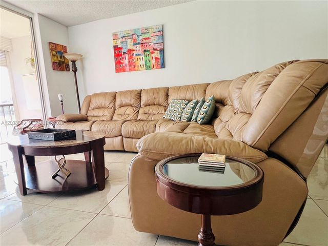 9820 S Hollybrook Lake Dr 202, Pembroke Pines, FL 33025