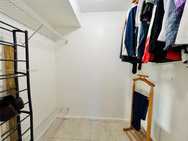 9820 S Hollybrook Lake Dr 202, Pembroke Pines, FL 33025