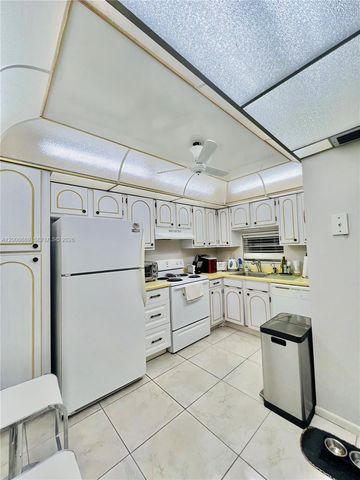 9820 S Hollybrook Lake Dr 202, Pembroke Pines, FL 33025