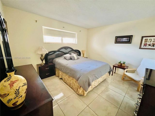 9820 S Hollybrook Lake Dr 202, Pembroke Pines, FL 33025