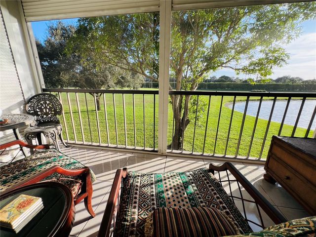 9820 S Hollybrook Lake Dr 202, Pembroke Pines, FL 33025