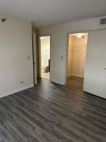 214 Glengarry Drive 201, Bloomingdale, IL 60108