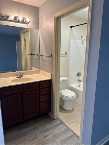 214 Glengarry Drive 201, Bloomingdale, IL 60108