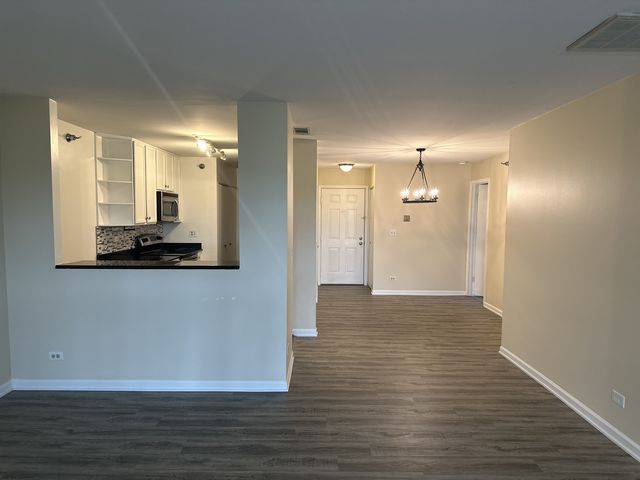 214 Glengarry Drive 201, Bloomingdale, IL 60108