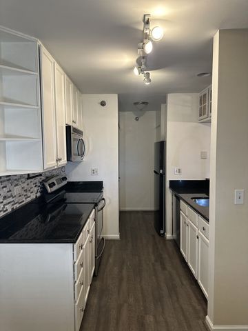 214 Glengarry Drive 201, Bloomingdale, IL 60108