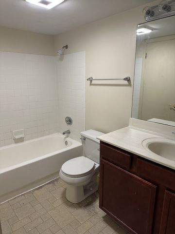 214 Glengarry Drive 201, Bloomingdale, IL 60108