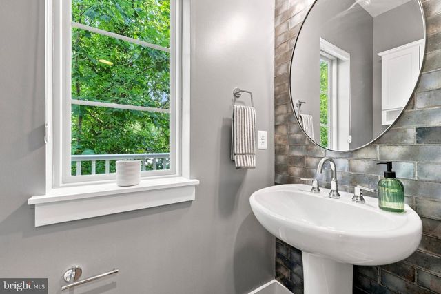 2876 LOWEN VALLEY RD, Alexandria, VA 22303