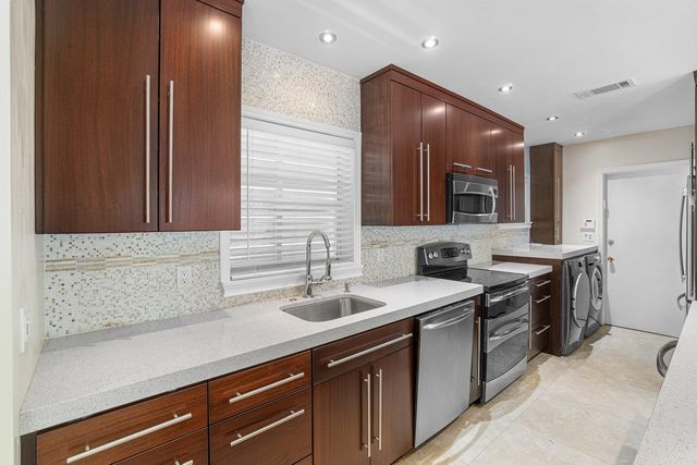 317 NE 2ND Street, Boca Raton, FL 33432