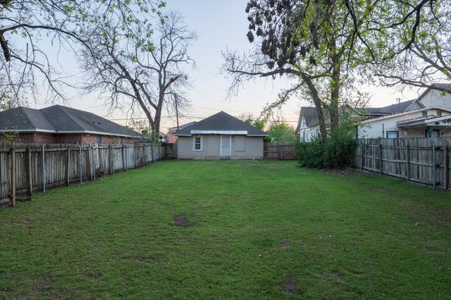 1910 S 12th Street, Waco, TX 76706