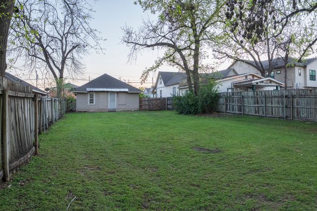 1910 S 12th Street, Waco, TX 76706