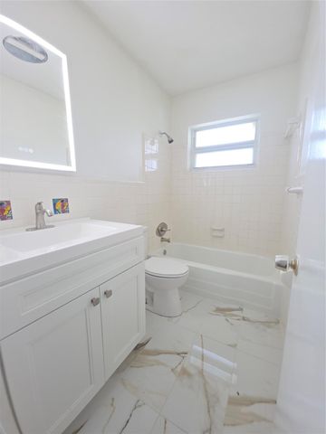 2131 NE 42nd Ct 208E, Lighthouse Point, FL 33064