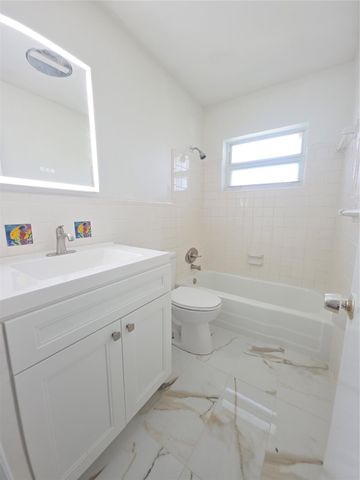 2131 NE 42nd Ct 208E, Lighthouse Point, FL 33064