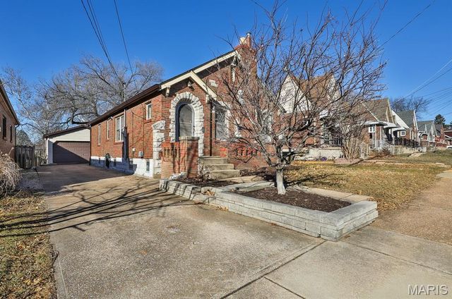 1109 North And South Road, St Louis, MO 63130