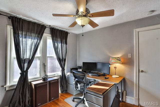 1109 North And South Road, St Louis, MO 63130