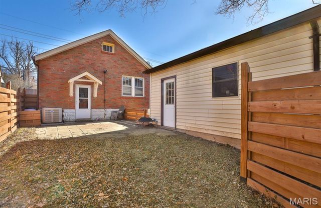 1109 North And South Road, St Louis, MO 63130