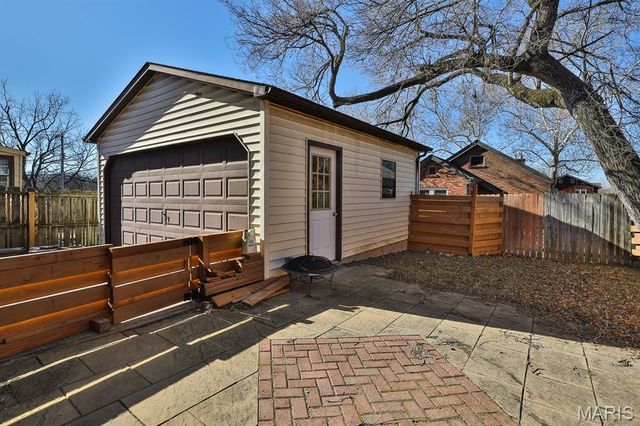 1109 North And South Road, St Louis, MO 63130