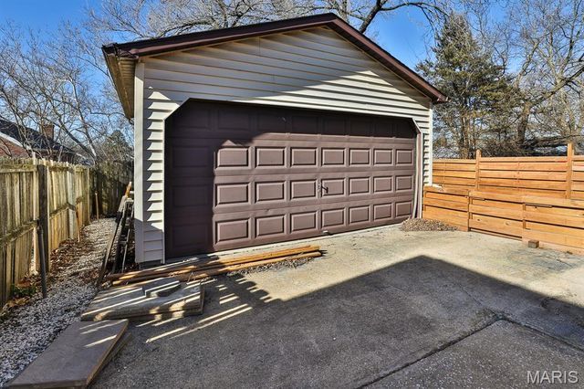 1109 North And South Road, St Louis, MO 63130