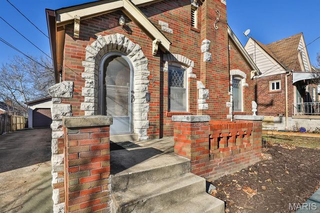 1109 North And South Road, St Louis, MO 63130