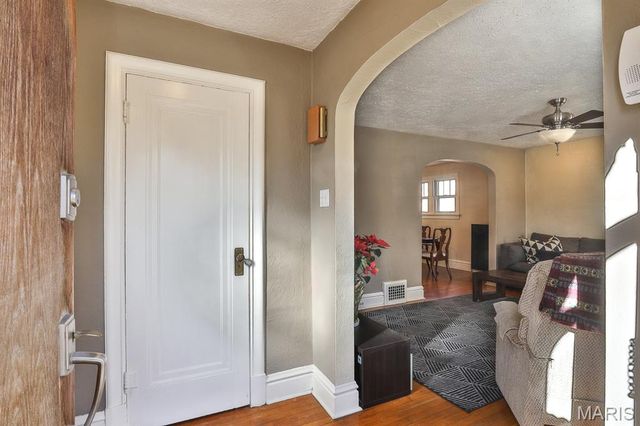 1109 North And South Road, St Louis, MO 63130